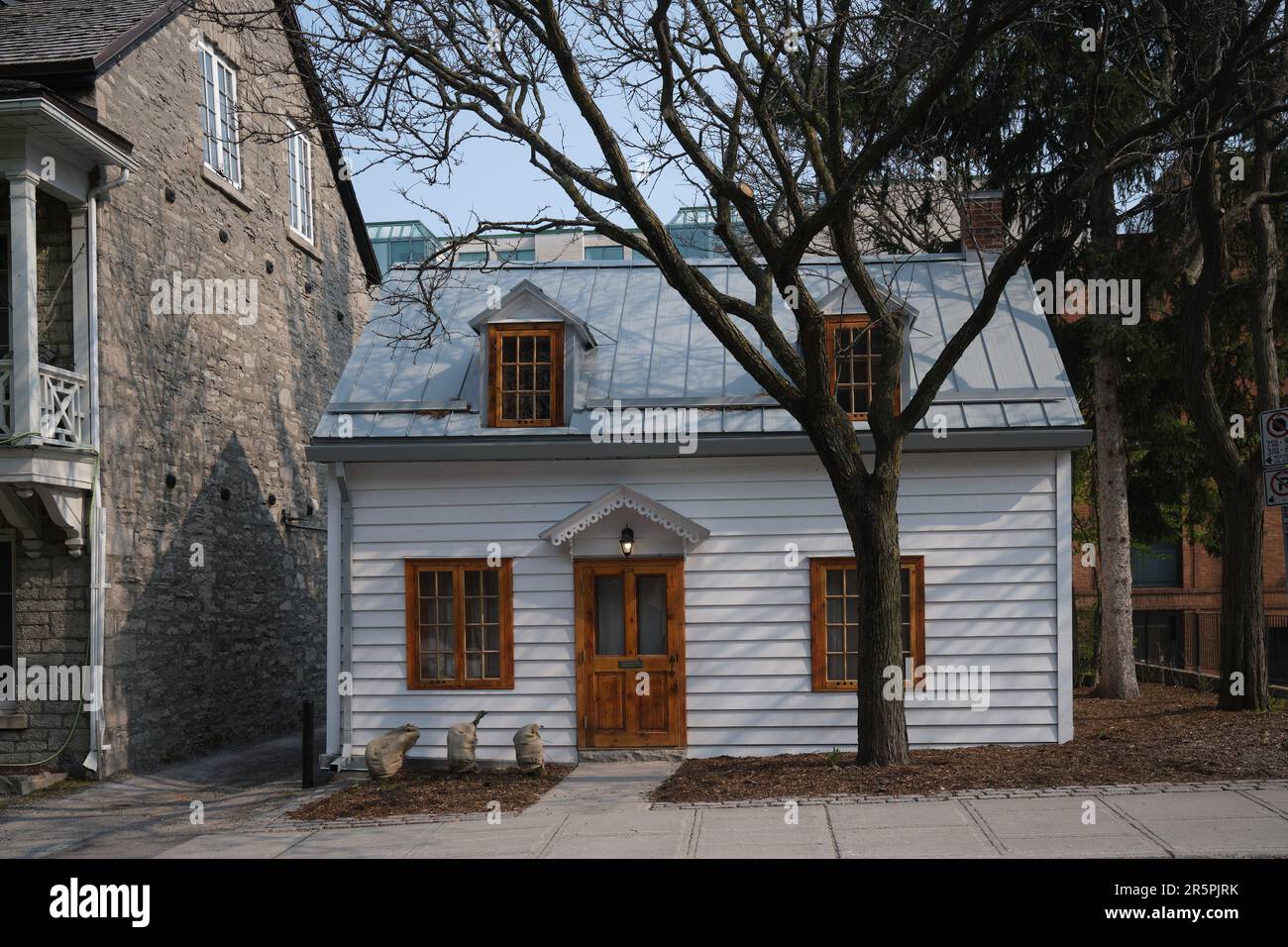 Kleines traditionelles Klapboardhaus in St. Patrick Street, Ottawa, Ontario, Kanada Stockfoto