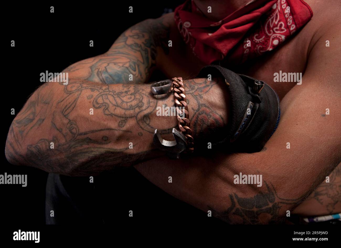 Motorrad-Biker-Typ mit Tattoos und harter Männereinstellung Stockfoto