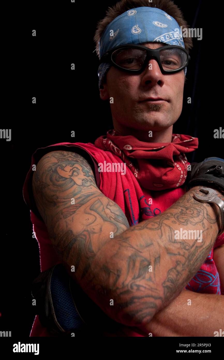 Motorrad-Biker-Typ mit Tattoos und harter Männereinstellung Stockfoto