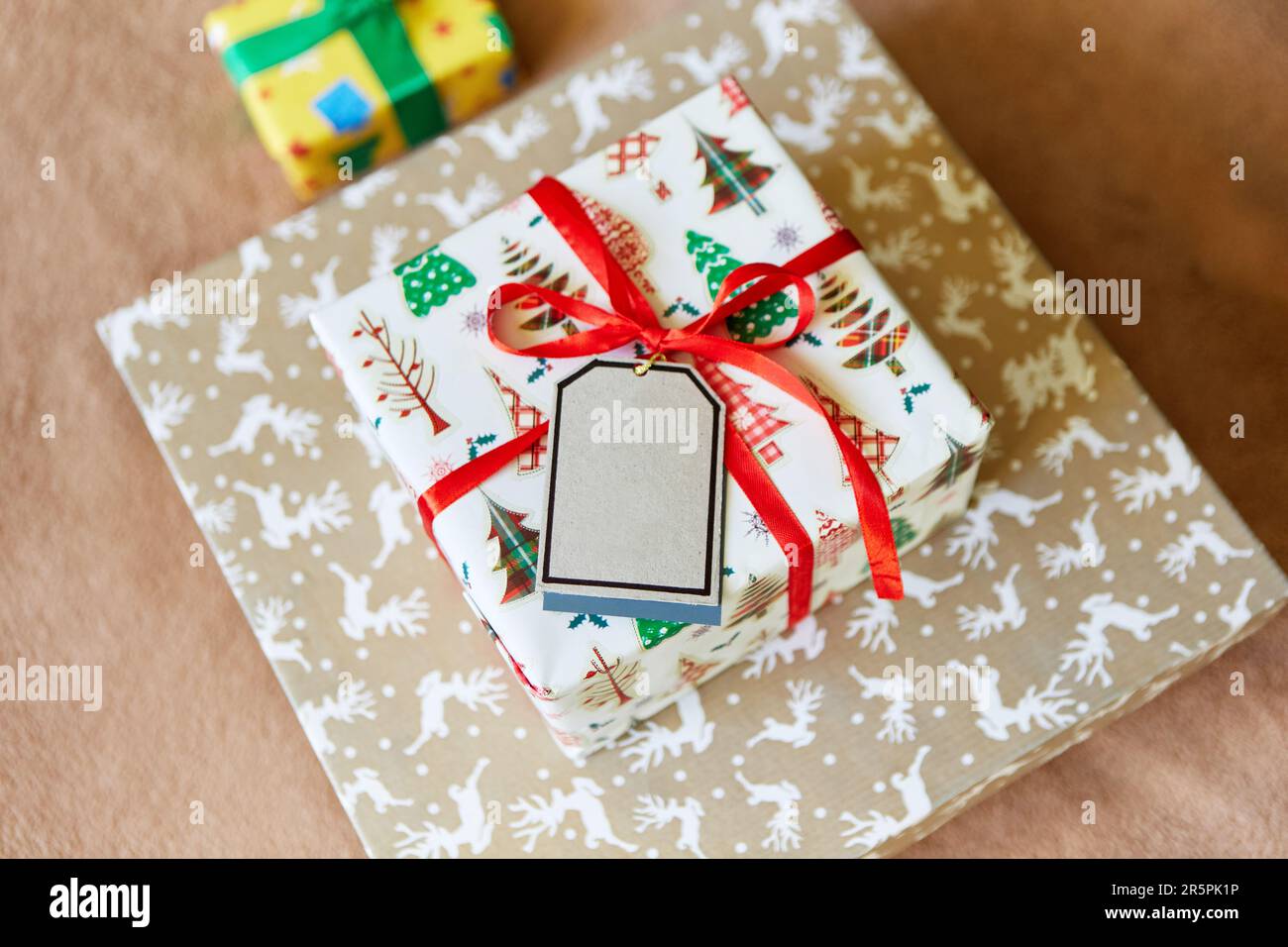 weihnachtsgeschenke sind wunderschön in Geschenkpapier verpackt Stockfoto