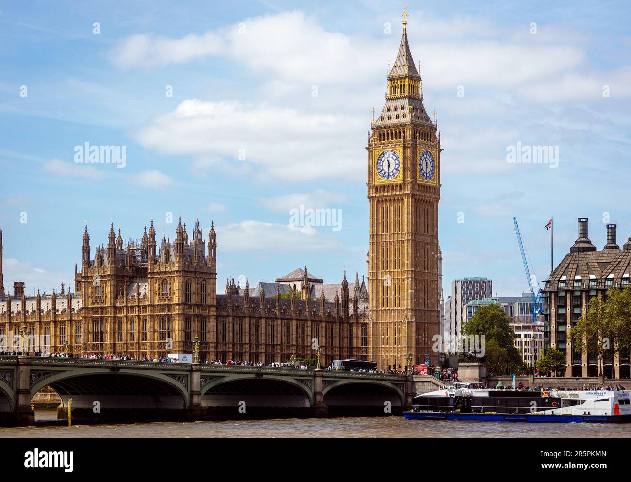 London, 29. Mai 2023: Blick auf den Palast von Westminster, Elizabeth Tower und Westminster Bridge. Stockfoto