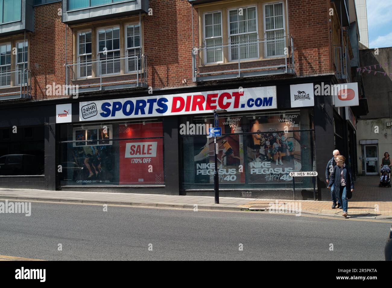 Maidenhead, Berkshire, Großbritannien. 3. Juni 2023. Ein Sports Direct Store in Maidenhead, Berkshire. Sports Direct verschenkt Kunden kostenlose Packungen mit Wildblumenkernen. Kredit: Maureen McLean/Alamy Stockfoto