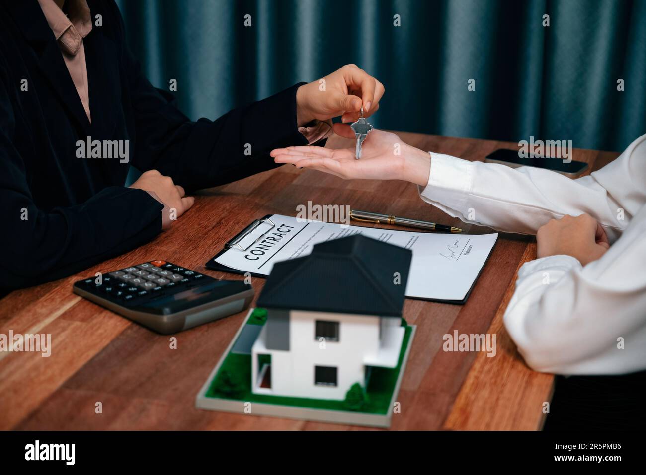 Der Immobilienmakler übergibt dem Käufer den Schlüssel als