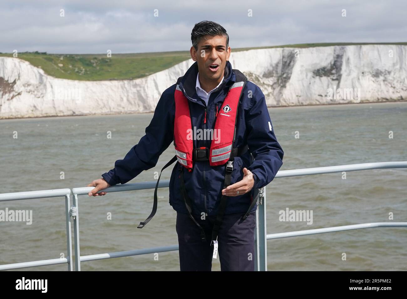 Premierminister Rishi Sunak an Bord der Grenzschutzagentur hat HMC Seeker während eines Besuchs in Dover, im Vorfeld einer Pressekonferenz, um das Land über die Fortschritte zu informieren, die in den sechs Monaten seit der Einführung des Gesetzes über illegale Migration im Rahmen seiner Pläne, die Boote zu stopfen, erzielt wurden. Foto: Montag, 5. Juni 2023. Stockfoto