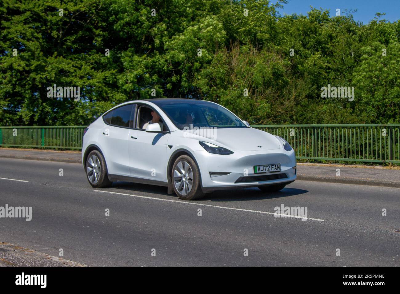 2022 Weiß Tesla Model Y mit großer Reichweite, Allradantrieb Stockfoto