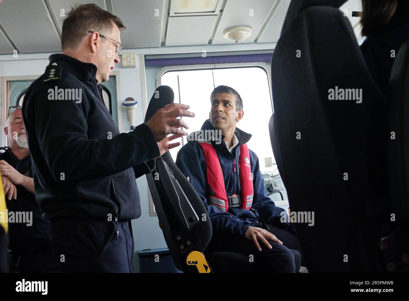 Premierminister Rishi Sunak an Bord der Grenzschutzagentur hat HMC Seeker während eines Besuchs in Dover, im Vorfeld einer Pressekonferenz, um das Land über die Fortschritte zu informieren, die in den sechs Monaten seit der Einführung des Gesetzes über illegale Migration im Rahmen seiner Pläne, die Boote zu stopfen, erzielt wurden. Foto: Montag, 5. Juni 2023. Stockfoto