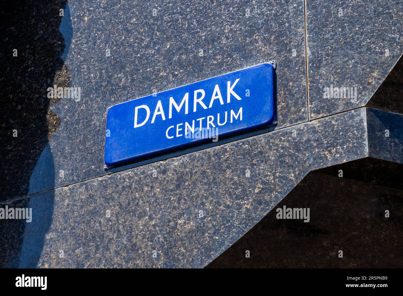 Das Damrak ist eine Allee im Zentrum von Amsterdam, Niederlande, in der Nähe des Amsterdamer Hauptbahnhofs. Stockfoto