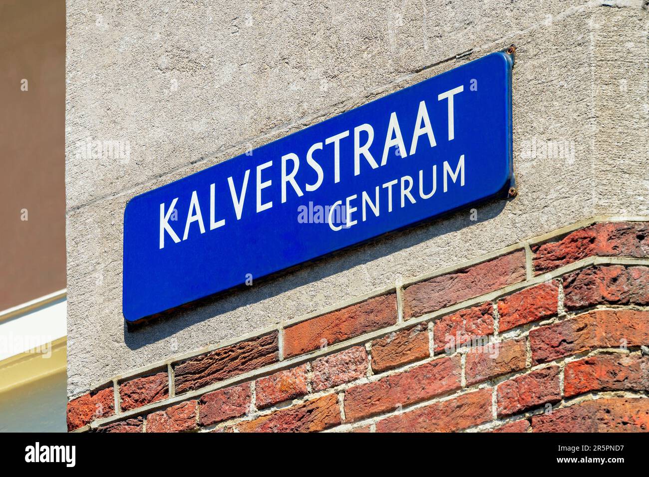 Straßenschild Kalverstraat in Amsterdam, Niederlande. Die Kalverstraat ist die teuerste Einkaufsstraße der Niederlande. Stockfoto