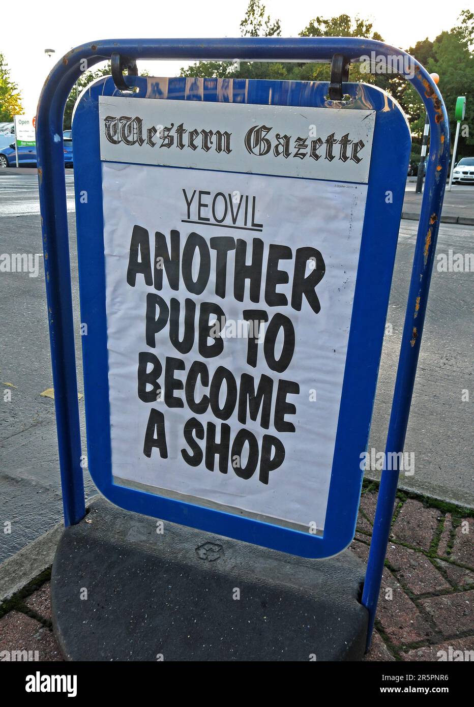 Ein weiterer Pub, der zu einem Geschäft wurde, Schlagzeile der Yeovil Western Gazette, Somerset, Südwestengland, Großbritannien Stockfoto