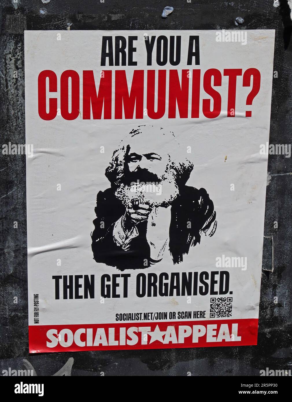 Poster mit Karl Marx - bist du Kommunist? Dann organisieren Sie sich, sozialistischer Appell - Poster in Lancaster, Lancs, England, Großbritannien Stockfoto