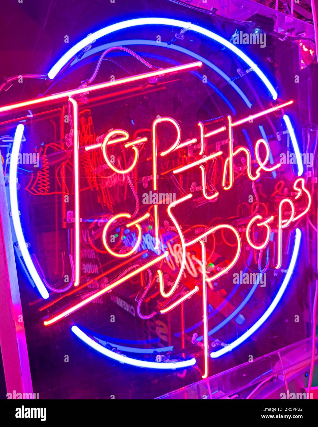 Top of the Pops - TOTP blaues und rosa leuchtendes Neonschild - BBC-Fernsehprogramm, Musiktabelle, die wöchentlich ausgestrahlt wird Stockfoto