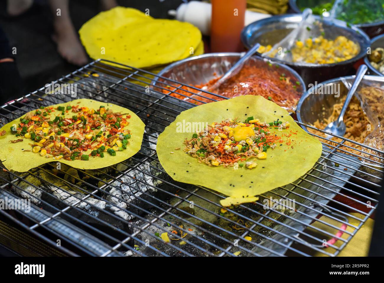 Gegrillter vietnamesischer Pfannkuchen mit Eiern, Würstchen und Saucen