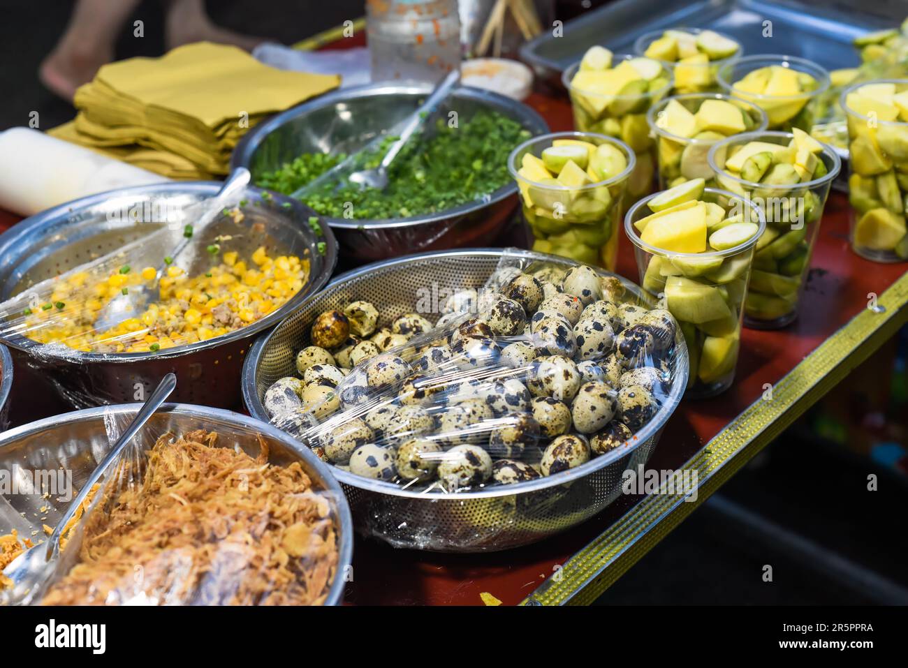 Zutaten zum Kochen vietnamesischer Pizza oder Pfannkuchen auf dem vietnmaesischen Nachtmarkt Stockfoto