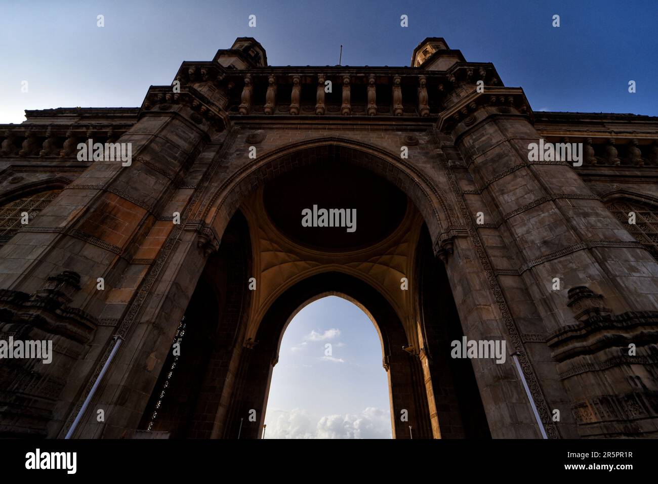 Mumbai, Indien. 04. Juni 2023. Ein naher Blick auf den berühmten und berühmten Touristenort indien - Gateway of India . Das Gateway of India wurde im indo-Sarazenischen Stil erbaut und ist das beliebteste Reiseziel der Stadt. Das Gateway of India wurde entworfen, um dem Besuch von König George V. und Königin Mary im Jahr 1911 zu gedenken, die auf dem Weg zur durbar in Delhi stattfanden, um ihre Krönung als Kaiser und Kaiserin Indiens zu feiern. (Foto: Avishek das/SOPA Images/Sipa USA) Guthaben: SIPA USA/Alamy Live News Stockfoto