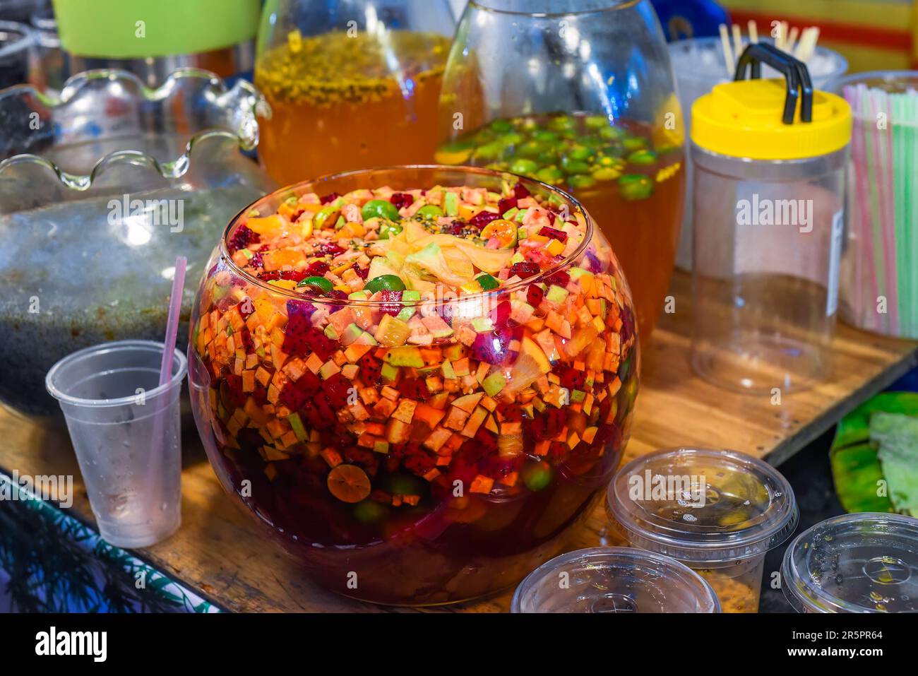 Vietnamesischer Obsttee mit gemischten Früchten in einer großen Glasschüssel auf dem Nachtmarkt des Food Festivals Stockfoto