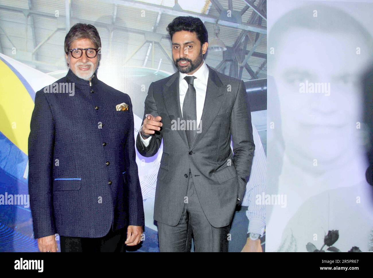 Amitabh Bachchan, indischer Schauspieler, Sohn, Abhishek Bachchan, Udaan-Start, Mumbai, Indien, 14. Mai 2017 Stockfoto