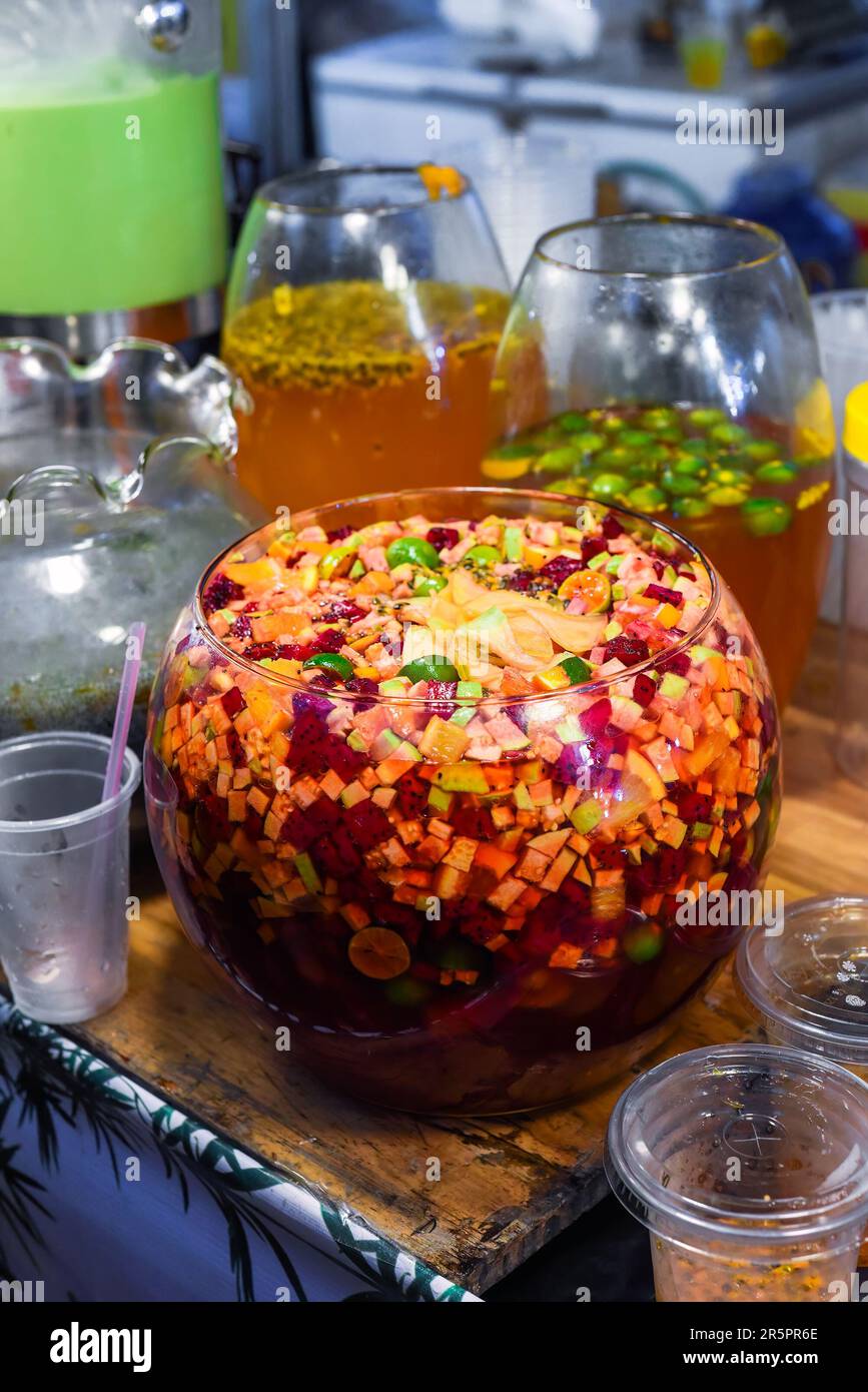 Vietnamesischer Obsttee mit gemischten Früchten in einer großen Glasschüssel auf dem Nachtmarkt des Food Festivals Stockfoto