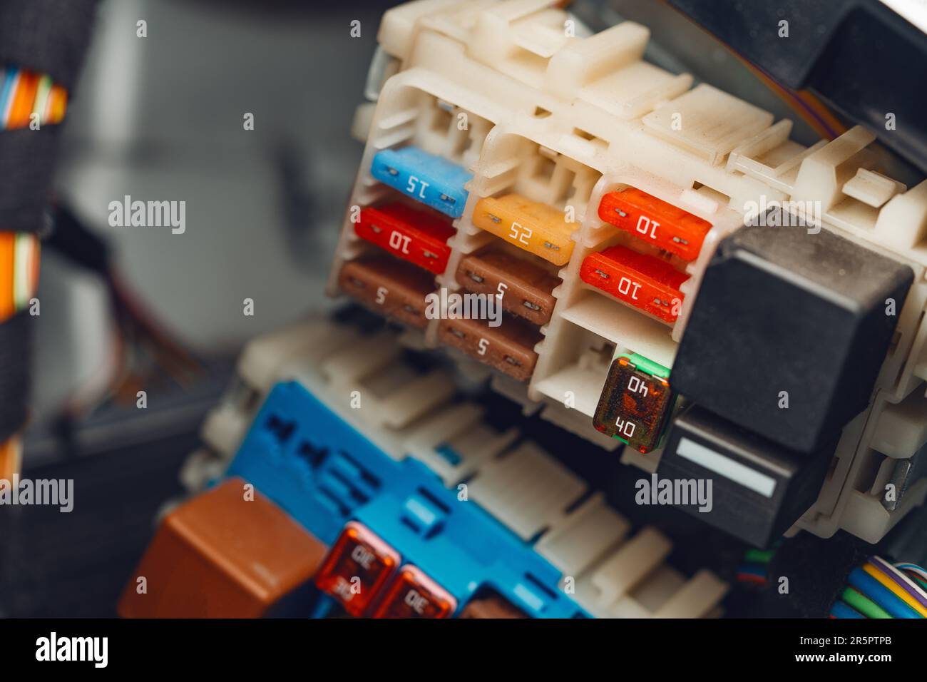 Elektrisches Kabelsystem mit bunten Kabeln im Auto Stockfoto