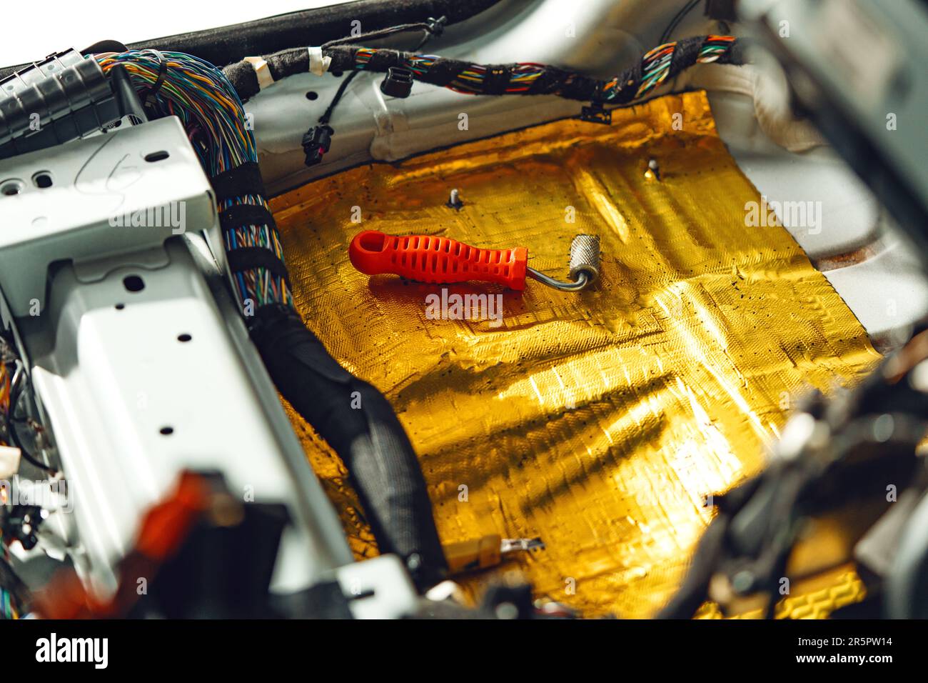 Prozess der Installation von Kfz-Schallschutzmaterial im Kfz-Service Stockfoto