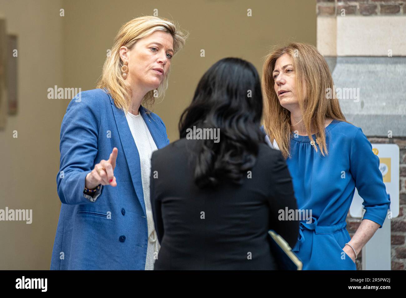 Innenministerin Annelies Verlinden (L), Foto anlässlich eines Treffens der "Koalition Europäischer Länder gegen schwere und organisierte Kriminalität" am Montag, den 05. Juni 2023 in Antwerpen. Belgien, Frankreich, Deutschland, Italien, die Niederlande und Spanien bündeln ihre Kräfte im Kampf gegen die organisierte Kriminalität, insbesondere die Drogenkriminalität. Während des Treffens wird ein Status für die Umsetzung des mehrjährigen Aktionsplans festgelegt, der die konkrete Umsetzung der von den 6 Ländern im Oktober 2022 eingegangenen Ziele darstellt. BELGA FOTO JONAS ROOSENS Stockfoto