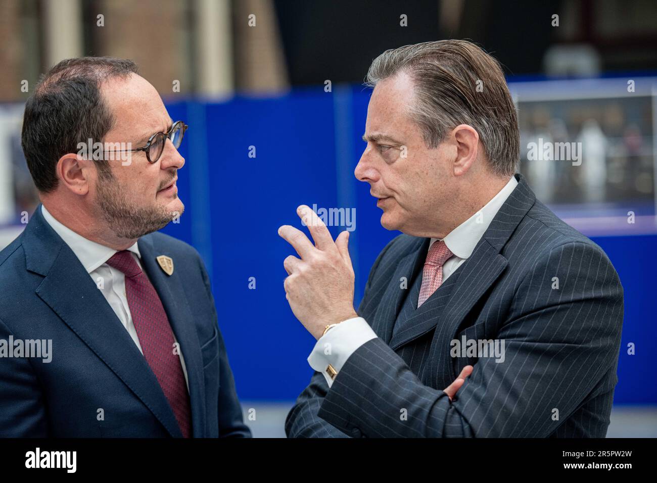 Justizminister Vincent Van Quickenborne (L) und Bürgermeister von Antwerpen, Bart De Wever (R), werden auf einem Treffen der "Koalition der europäischen Länder gegen schwere und organisierte Kriminalität" am Montag, den 05. Juni 2023 in Antwerpen vorgestellt. Belgien, Frankreich, Deutschland, Italien, die Niederlande und Spanien bündeln ihre Kräfte im Kampf gegen die organisierte Kriminalität, insbesondere die Drogenkriminalität. Während des Treffens wird ein Status für die Umsetzung des mehrjährigen Aktionsplans festgelegt, der die konkrete Umsetzung der von den 6 Ländern im Oktober 2022 eingegangenen Ziele darstellt. BELGA FOTO JONAS ROOSENS Stockfoto