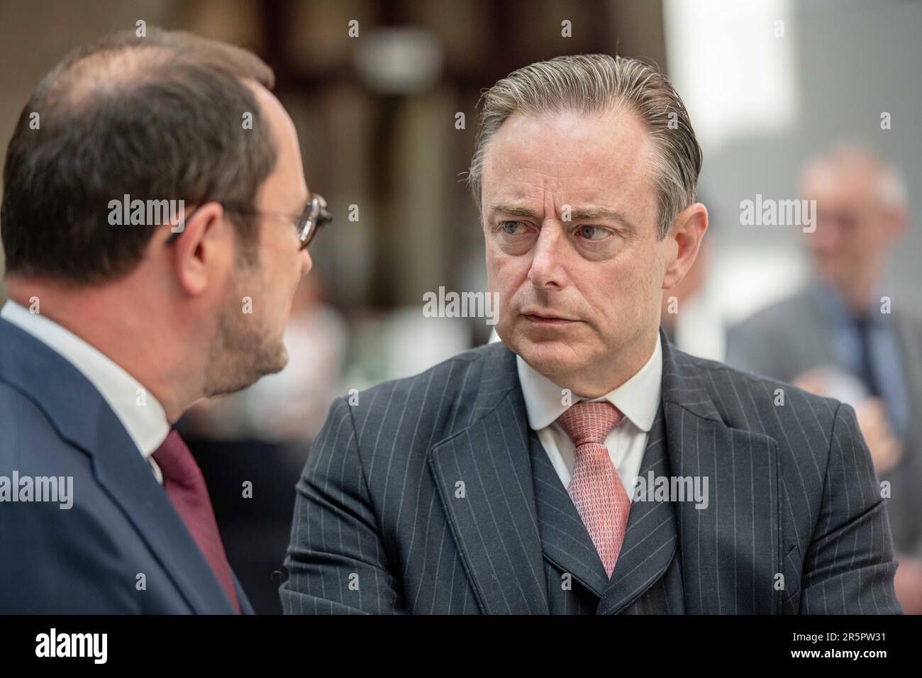Justizminister Vincent Van Quickenborne (L) und Bürgermeister von Antwerpen, Bart De Wever (R), werden auf einem Treffen der "Koalition der europäischen Länder gegen schwere und organisierte Kriminalität" am Montag, den 05. Juni 2023 in Antwerpen vorgestellt. Belgien, Frankreich, Deutschland, Italien, die Niederlande und Spanien bündeln ihre Kräfte im Kampf gegen die organisierte Kriminalität, insbesondere die Drogenkriminalität. Während des Treffens wird ein Status für die Umsetzung des mehrjährigen Aktionsplans festgelegt, der die konkrete Umsetzung der von den 6 Ländern im Oktober 2022 eingegangenen Ziele darstellt. BELGA FOTO JONAS ROOSENS Stockfoto