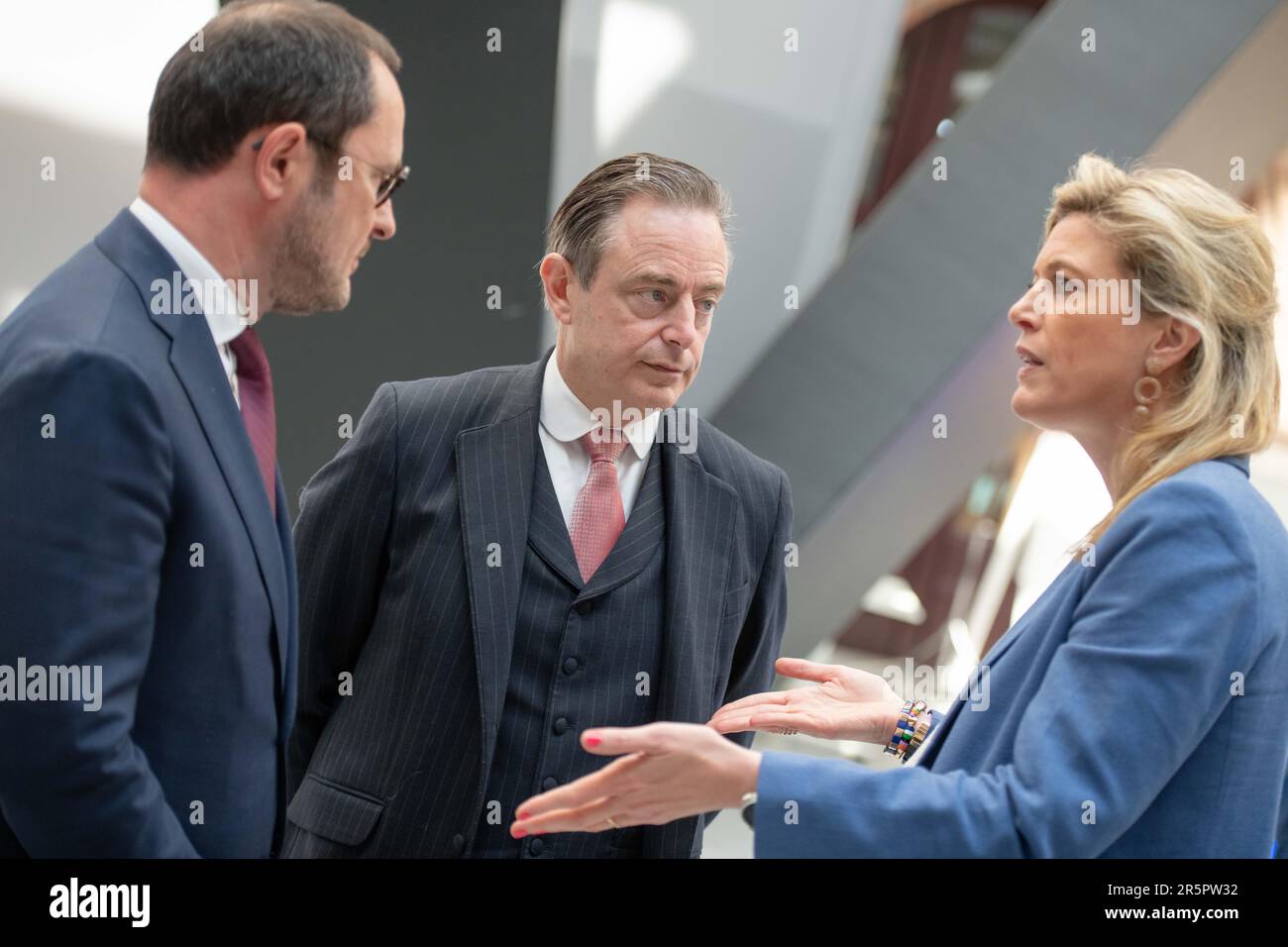 Justizminister Vincent Van Quickenborne (L) und Bürgermeister von Antwerpen, Bart De Wever (C) Innenminister Annelies Verlinden (R), werden auf einem Treffen der "Koalition der europäischen Länder gegen schwere und organisierte Kriminalität" am Montag, den 05. Juni 2023 in Antwerpen vorgestellt. Belgien, Frankreich, Deutschland, Italien, die Niederlande und Spanien bündeln ihre Kräfte im Kampf gegen die organisierte Kriminalität, insbesondere die Drogenkriminalität. Während des Treffens wird ein Status für die Umsetzung des mehrjährigen Aktionsplans festgelegt, der die konkrete Umsetzung der von den 6 Ländern im Oktober 2022 eingegangenen Ziele darstellt. B Stockfoto