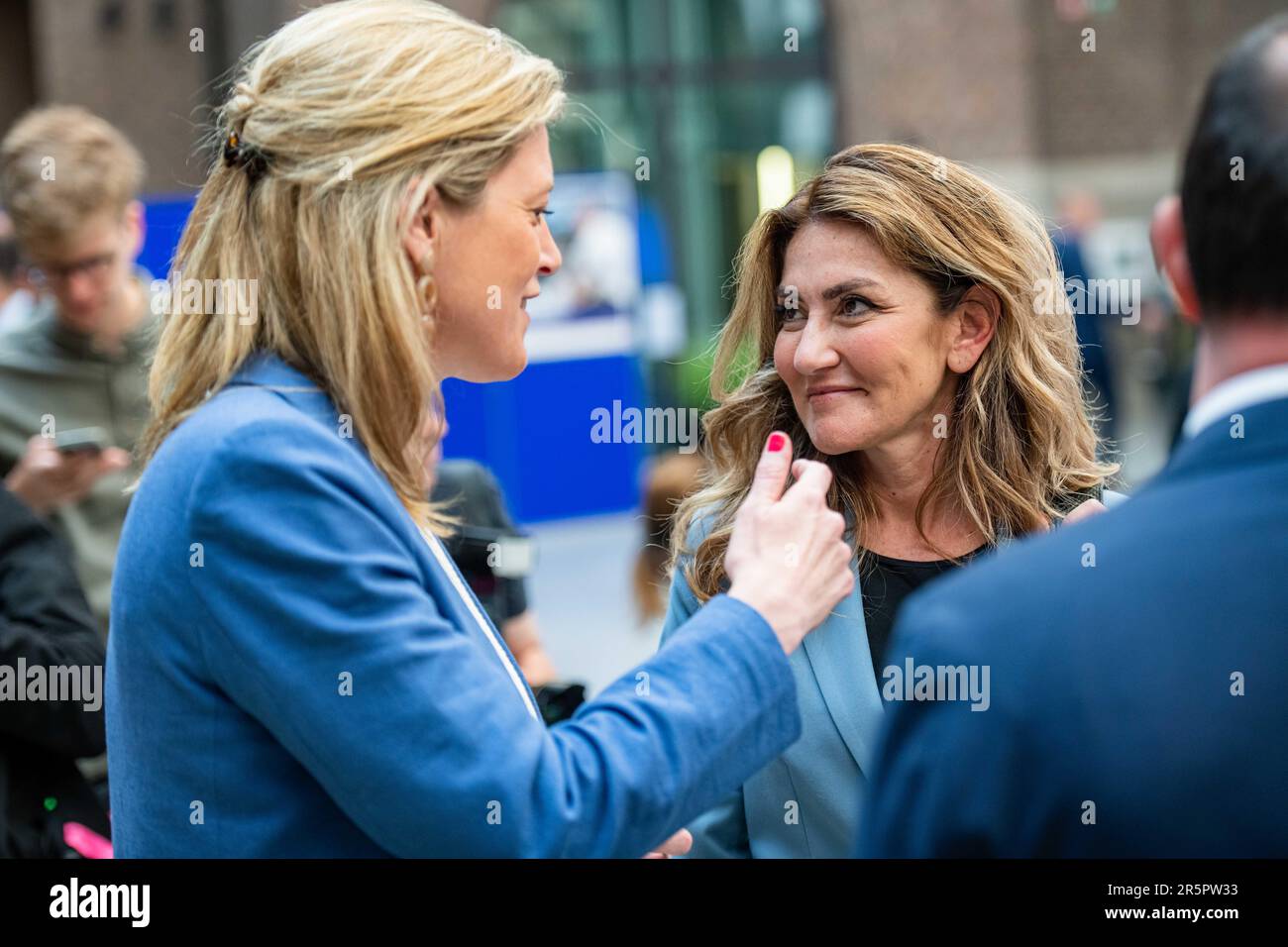 Innenminister Annelies Verlinden und der niederländische Justiz- und Sicherheitsminister Dilan Yesilgoz - Zegerius sind auf einem Treffen der "Koalition der europäischen Länder gegen schwere und organisierte Kriminalität" am Montag, den 05. Juni 2023 in Antwerpen zu sehen. Belgien, Frankreich, Deutschland, Italien, die Niederlande und Spanien bündeln ihre Kräfte im Kampf gegen die organisierte Kriminalität, insbesondere die Drogenkriminalität. Während des Treffens wird ein Status für die Umsetzung des mehrjährigen Aktionsplans festgelegt, der die konkrete Umsetzung der von den 6 Ländern im Oktober 2022 eingegangenen Ziele darstellt. BELGA FOTO JONAS RO Stockfoto