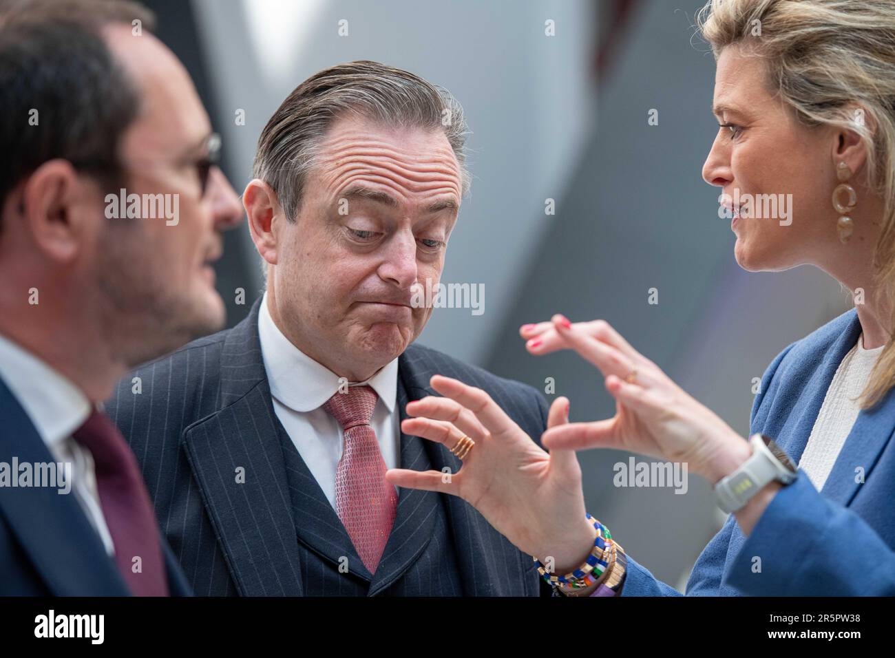 Justizminister Vincent Van Quickenborne (L) und Bürgermeister von Antwerpen, Bart De Wever (C) Innenminister Annelies Verlinden (R), werden auf einem Treffen der "Koalition der europäischen Länder gegen schwere und organisierte Kriminalität" am Montag, den 05. Juni 2023 in Antwerpen vorgestellt. Belgien, Frankreich, Deutschland, Italien, die Niederlande und Spanien bündeln ihre Kräfte im Kampf gegen die organisierte Kriminalität, insbesondere die Drogenkriminalität. Während des Treffens wird ein Status für die Umsetzung des mehrjährigen Aktionsplans festgelegt, der die konkrete Umsetzung der von den 6 Ländern im Oktober 2022 eingegangenen Ziele darstellt. B Stockfoto