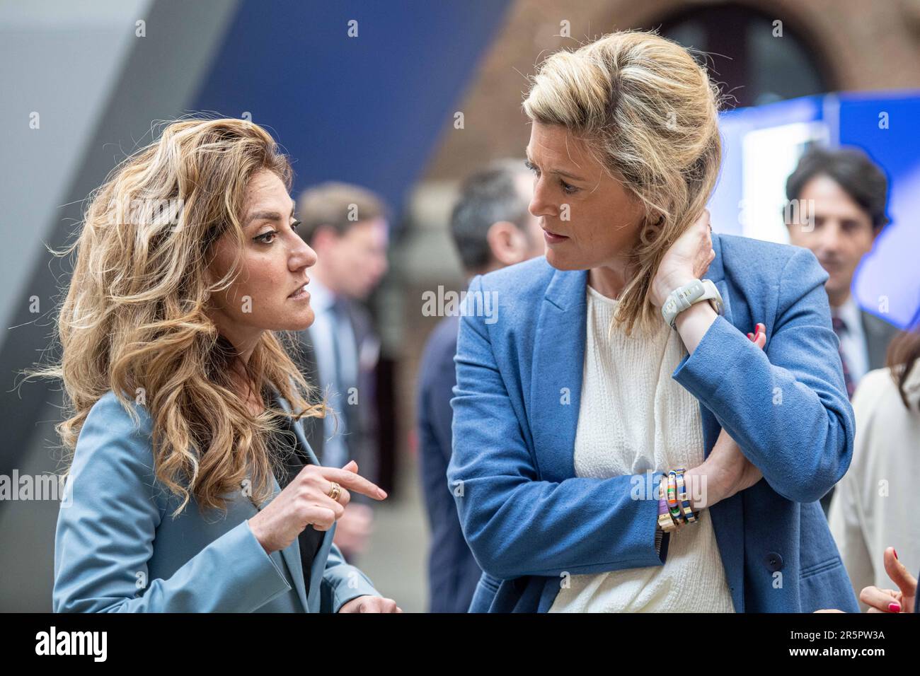 Der niederländische Justiz- und Sicherheitsminister Dilan Yesilgoz - Zegerius und Innenminister Annelies Verlinden sind auf einem Treffen der "Koalition der europäischen Länder gegen schwere und organisierte Kriminalität" am Montag, den 05. Juni 2023 in Antwerpen zu sehen. Belgien, Frankreich, Deutschland, Italien, die Niederlande und Spanien bündeln ihre Kräfte im Kampf gegen die organisierte Kriminalität, insbesondere die Drogenkriminalität. Während des Treffens wird ein Status für die Umsetzung des mehrjährigen Aktionsplans festgelegt, der die konkrete Umsetzung der von den 6 Ländern im Oktober 2022 eingegangenen Ziele darstellt. BELGA FOTO JONAS ROOSEN Stockfoto