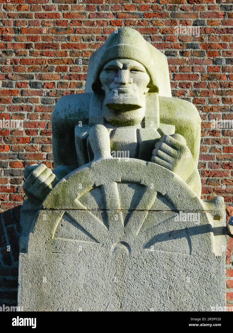 Den Helder, Niederlande. Juni 2021. Die Statue von Dorus Rijkers vor dem Rathaus in Den Helder. Hochwertiges Foto Stockfoto