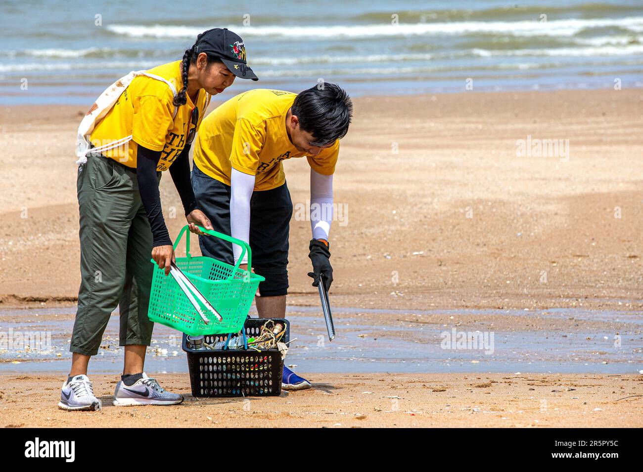 Pattaya, Thailand. 27. Mai 2023. Freiwillige sammeln Müll an einem Strand in Pattaya, Thailand, 27. Mai 2023. ZU „Feature: 'Everyone can be a part of it' - Thai Grassroots efforts fight Ocean pollution“. Kredit: Wang Teng/Xinhua/Alamy Live News Stockfoto