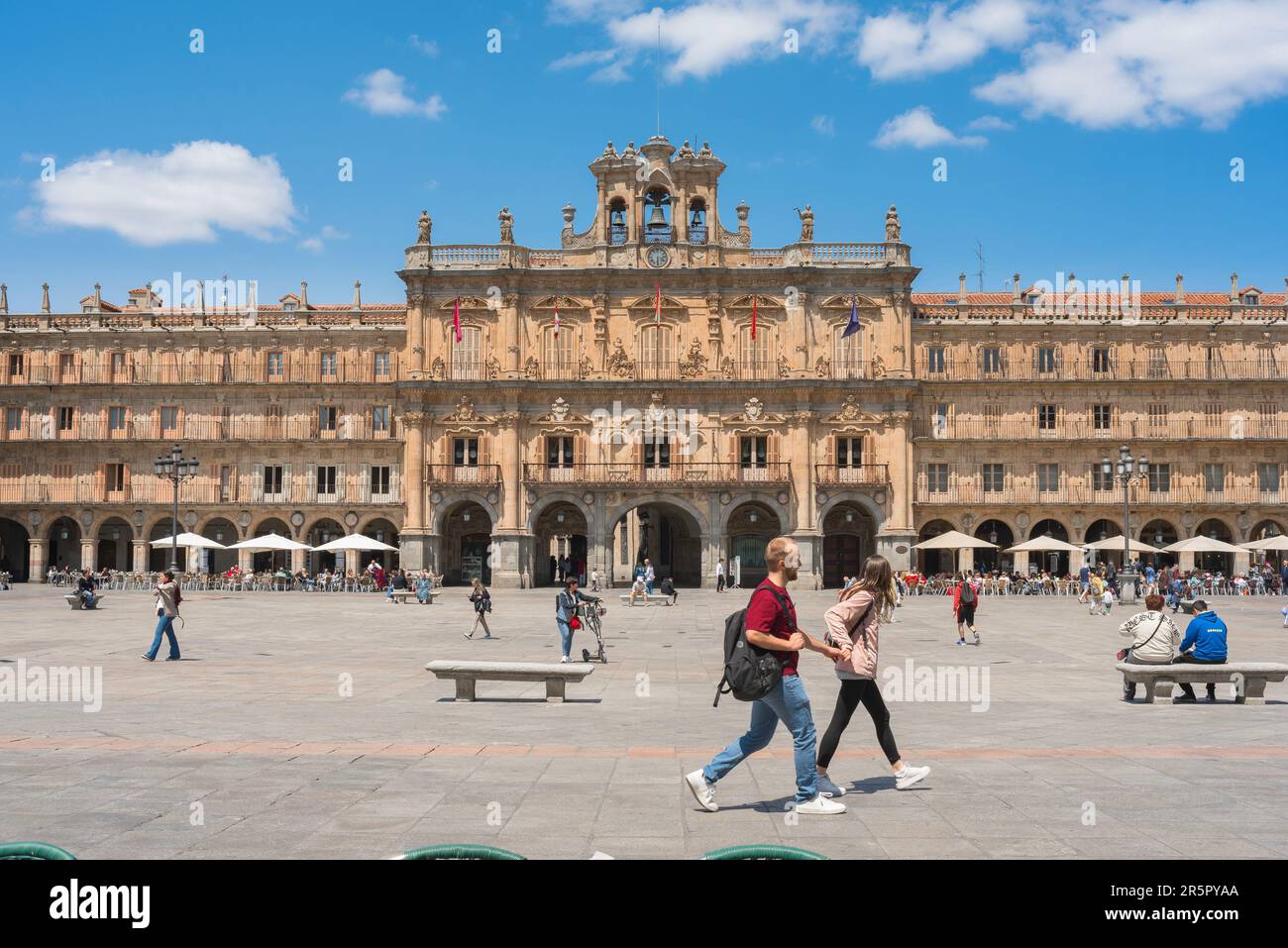 Salamanca, Blick im Sommer auf ein junges Paar, das durch die Plaza Mayor in der historischen spanischen Stadt Salamanca, Castilla Y Leon, Spanien spaziert Stockfoto
