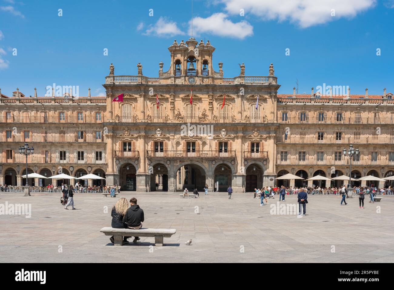Salamanca Barockplatz, Blick im Sommer auf das große Rathaus, das sich auf der barocken Plaza Mayor in der historischen spanischen Stadt Salamanca, Spanien, befindet Stockfoto