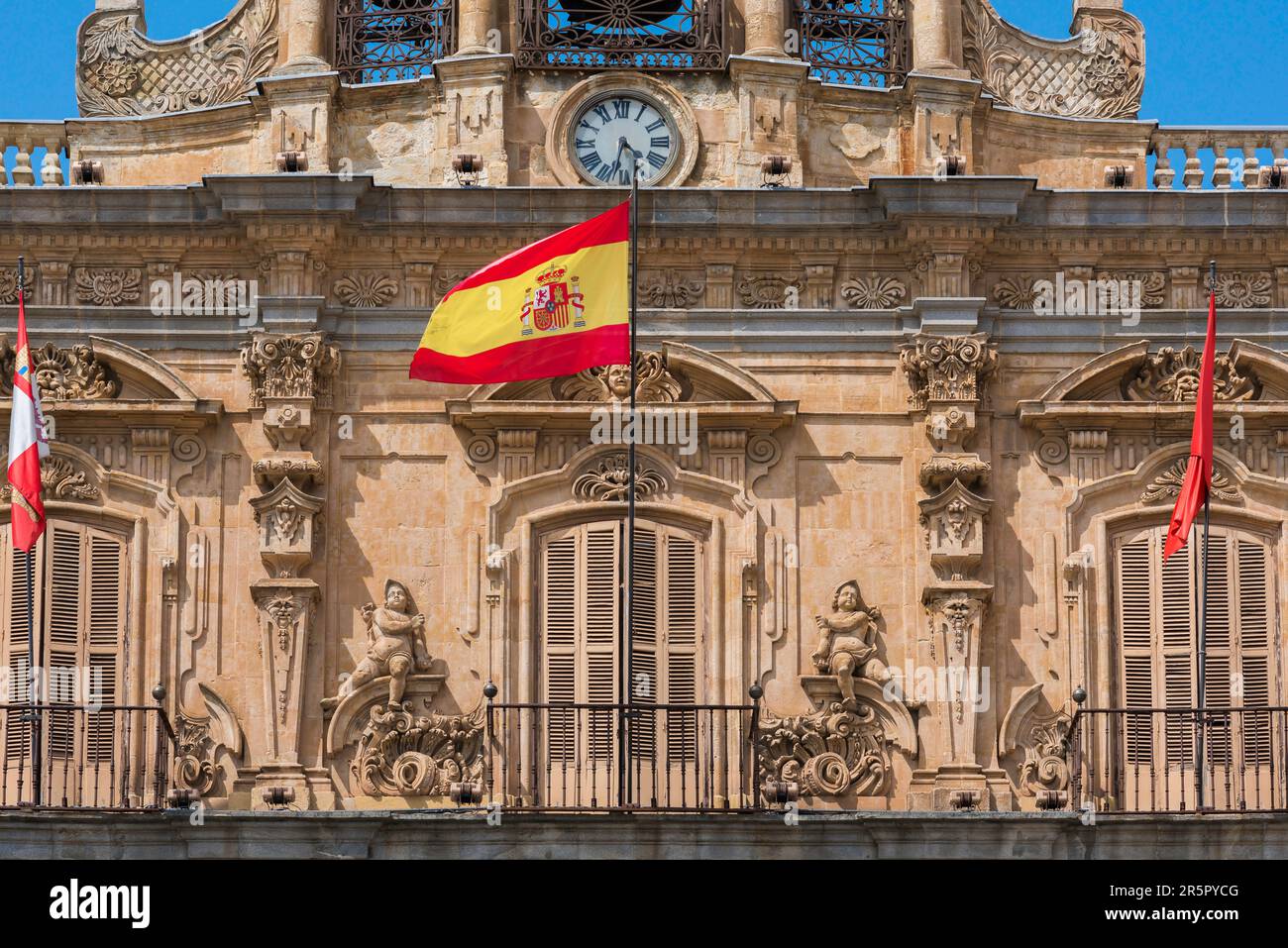 Barockes Gebäude, Detail des großen Rathauses an der Nordseite der barocken Plaza Mayor, der historischen spanischen Stadt Salamanca, Spanien Stockfoto