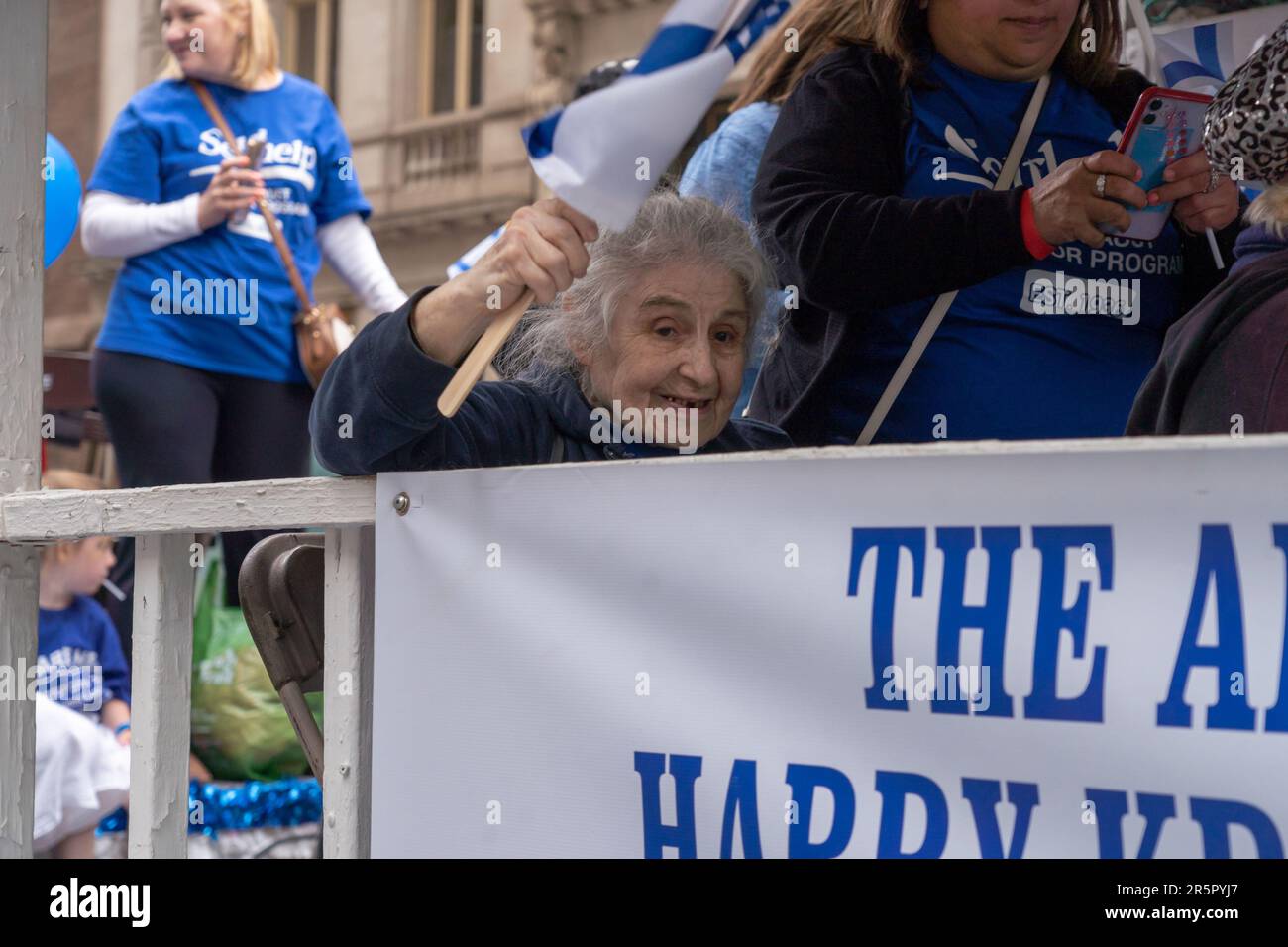 New York, New York, USA. 4. Juni 2023. (NEU) die 2023 feiern die Israel Parade. 04. Juni 2023, New York, New York, USA: Holocaust Survivor nimmt an der Celebrate Israel Parade am 4. Juni 2023 in New York City Teil. (Kreditbild: © M10s/TheNEWS2 via ZUMA Press Wire) NUR REDAKTIONELLE VERWENDUNG! Nicht für den kommerziellen GEBRAUCH! Stockfoto