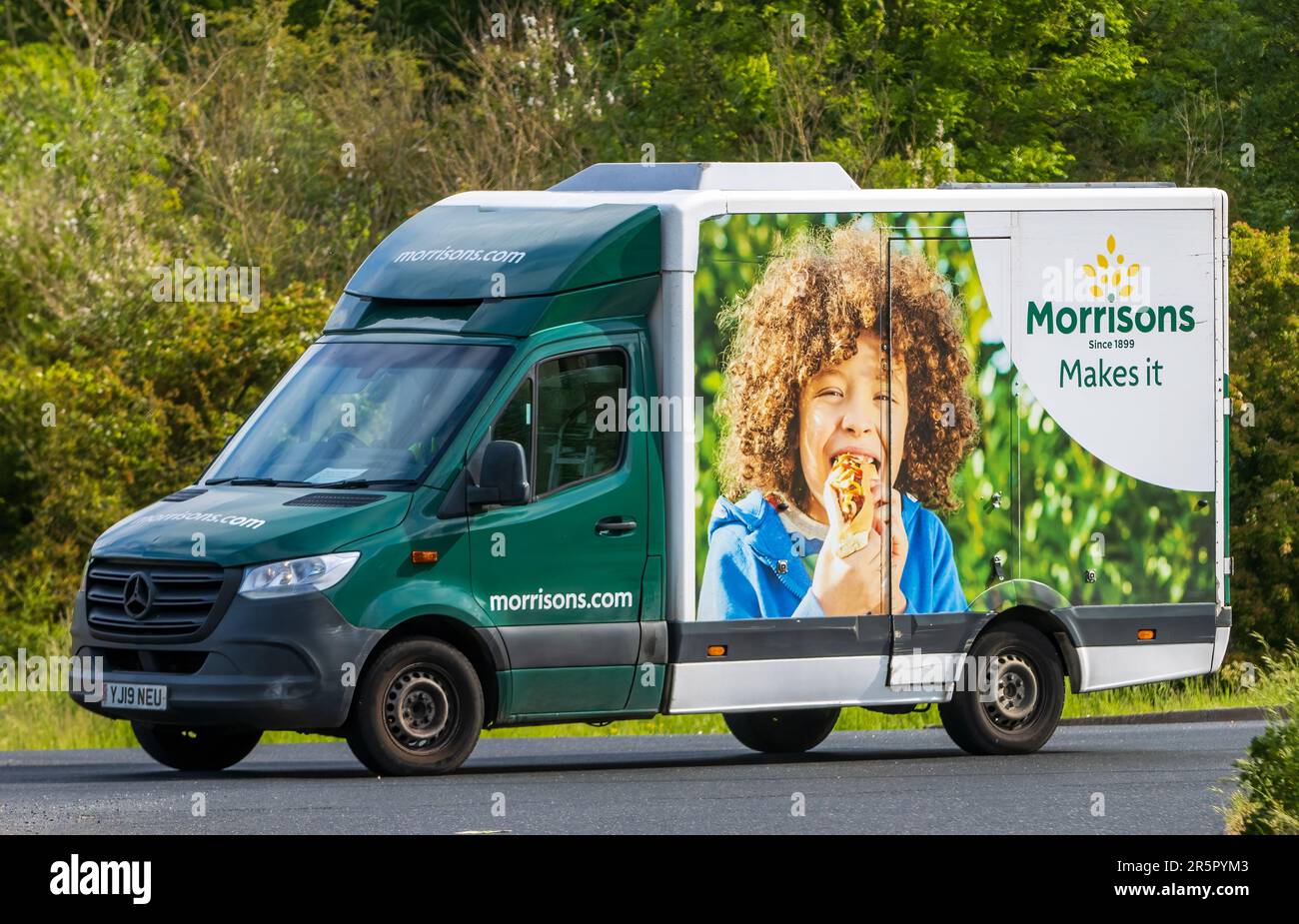 Stony Stratford, UK - Juni 4. 2023: 2019 MERCEDES-BENZ SPRINTER Morrisons Lieferwagen auf einer englischen Landstraße. Stockfoto