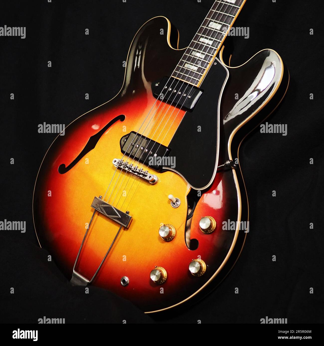 Gibson es-330 Elektrische Thinline-Gitarre mit P90 Pickups Stockfoto