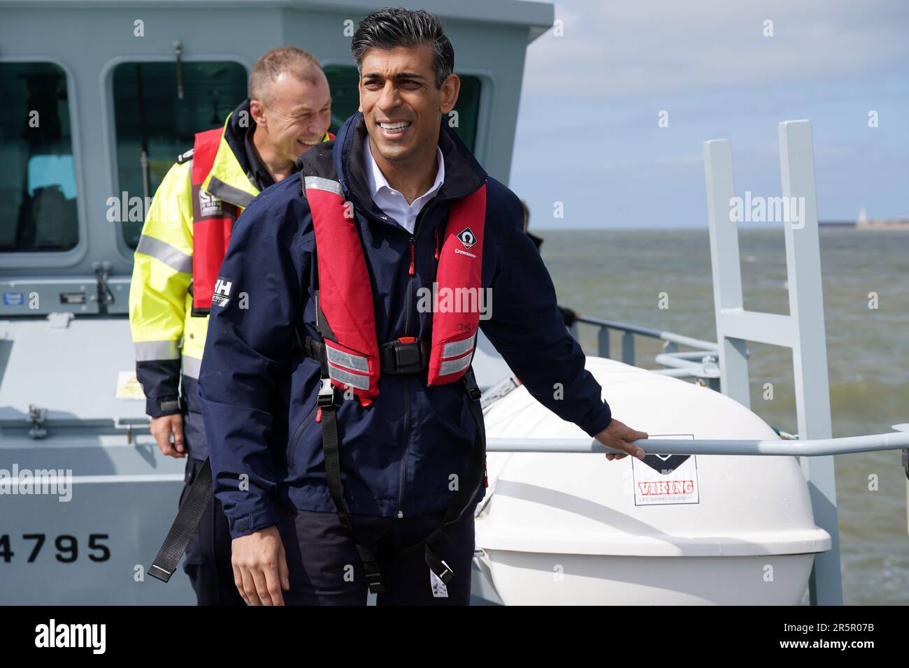 Premierminister Rishi Sunak an Bord der Grenzschutzagentur hat HMC Seeker während eines Besuchs in Dover, im Vorfeld einer Pressekonferenz, um das Land über die Fortschritte zu informieren, die in den sechs Monaten seit der Einführung des Gesetzes über illegale Migration im Rahmen seiner Pläne, die Boote zu stopfen, erzielt wurden. Foto: Montag, 5. Juni 2023. Stockfoto