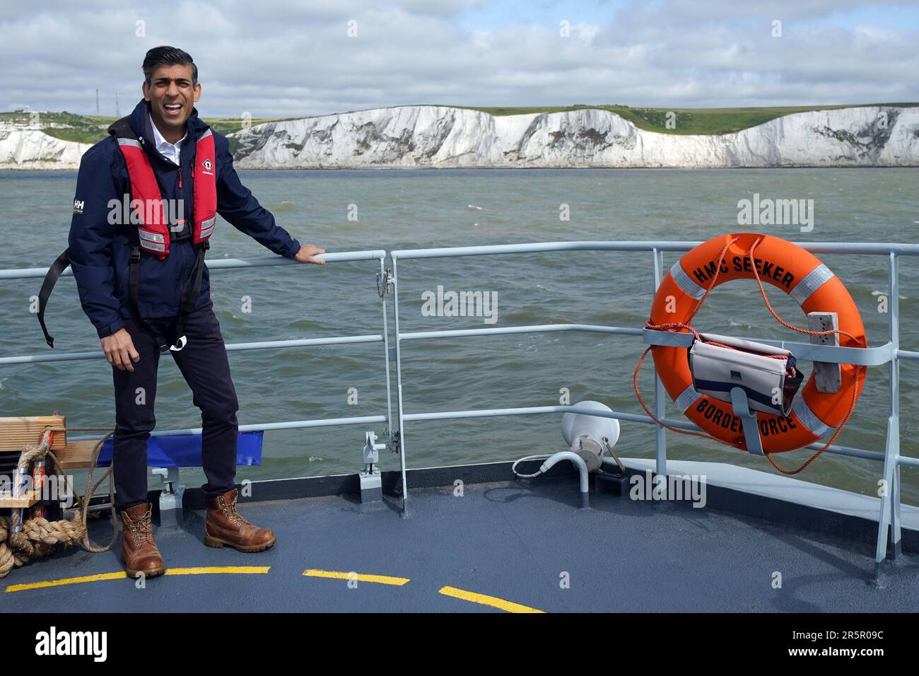 Premierminister Rishi Sunak an Bord der Grenzschutzagentur hat HMC Seeker während eines Besuchs in Dover, im Vorfeld einer Pressekonferenz, um das Land über die Fortschritte zu informieren, die in den sechs Monaten seit der Einführung des Gesetzes über illegale Migration im Rahmen seiner Pläne, die Boote zu stopfen, erzielt wurden. Foto: Montag, 5. Juni 2023. Stockfoto