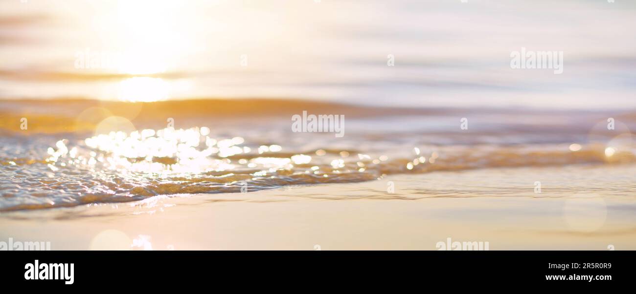 Abstrakte wunderschöne Sandstrände mit kristallklarem Wasser des Meeres und der tropischen Lagune. Bokeh Sonnenuntergang am Sommerstrand Stockfoto