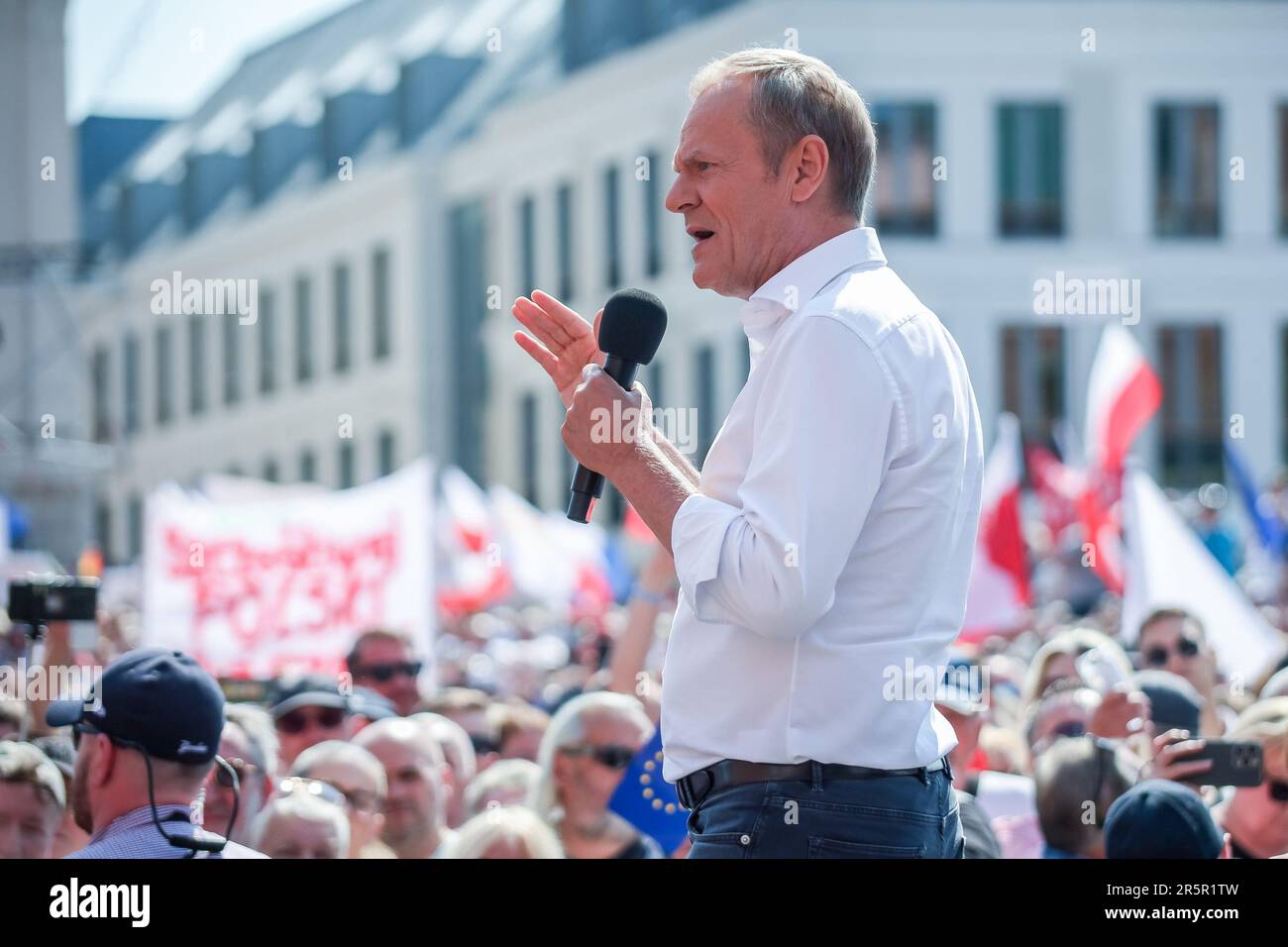 Warschau, Polen. 04. Juni 2023. Der ehemalige Präsident des Europäischen Rates Donald Tusk hält während des märz Reden. Protest gegen die rechtsgerichtete PIS-Partei. Die Demonstranten wollten ihre Unterstützung für demokratische Normen und für den Verbleib in den Strukturen der EU zum Ausdruck bringen. Kredit: SOPA Images Limited/Alamy Live News Stockfoto