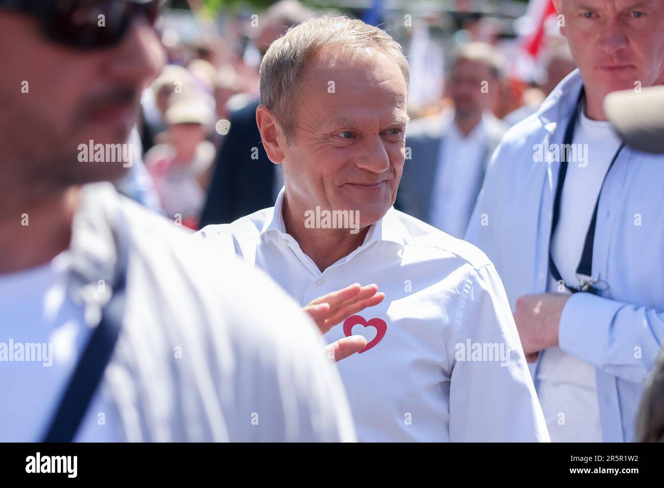 Warschau, Polen. 04. Juni 2023. Der ehemalige Präsident des Europäischen Rates Donald Tusk begrüßt die Anhänger während des märz. Protest gegen die rechtsgerichtete PIS-Partei. Die Demonstranten wollten ihre Unterstützung für demokratische Normen und für den Verbleib in den Strukturen der EU zum Ausdruck bringen. (Foto: Tomasz Zasinski/SOPA Images/Sipa USA) Guthaben: SIPA USA/Alamy Live News Stockfoto