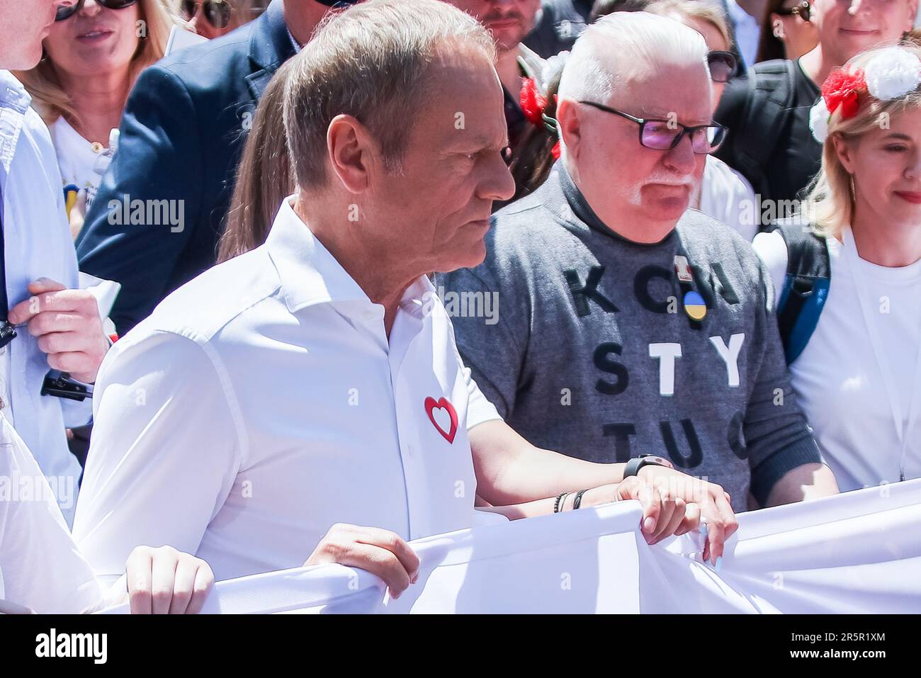 Warschau, Polen. 04. Juni 2023. Donald Tusk (L) und Lech Walensa (R) werden während des märz gesehen. Protest gegen die rechtsgerichtete PIS-Partei. Die Demonstranten wollten ihre Unterstützung für demokratische Normen und für den Verbleib in den Strukturen der EU zum Ausdruck bringen. Kredit: SOPA Images Limited/Alamy Live News Stockfoto