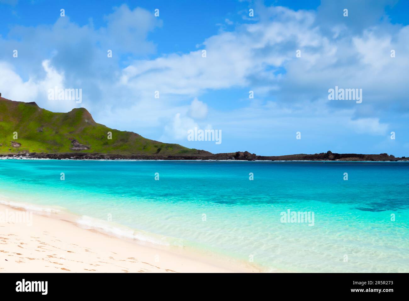 Halten Sie die atemberaubende Schönheit der Insel Mahoro von oben mit einem unvergleichlichen Blick auf den unberührten Strand fest. Türkisfarbenes Wasser und malerische Landschaften schaffen eine Kappe Stockfoto