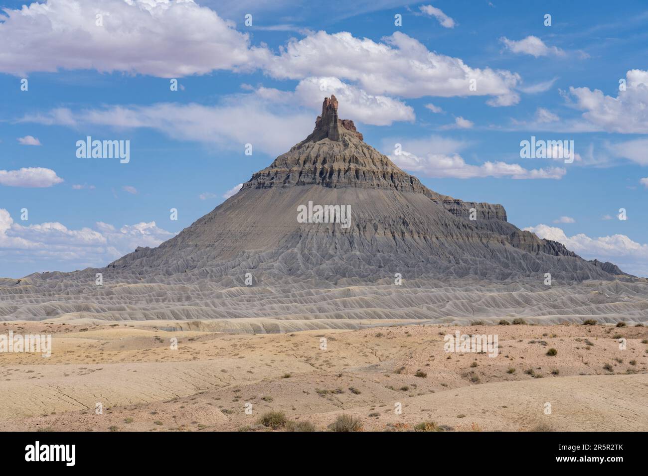 North View of Factory Butte und die umliegenden Badlands in der Caineville Desert bei Hanksville, Utah. Stockfoto