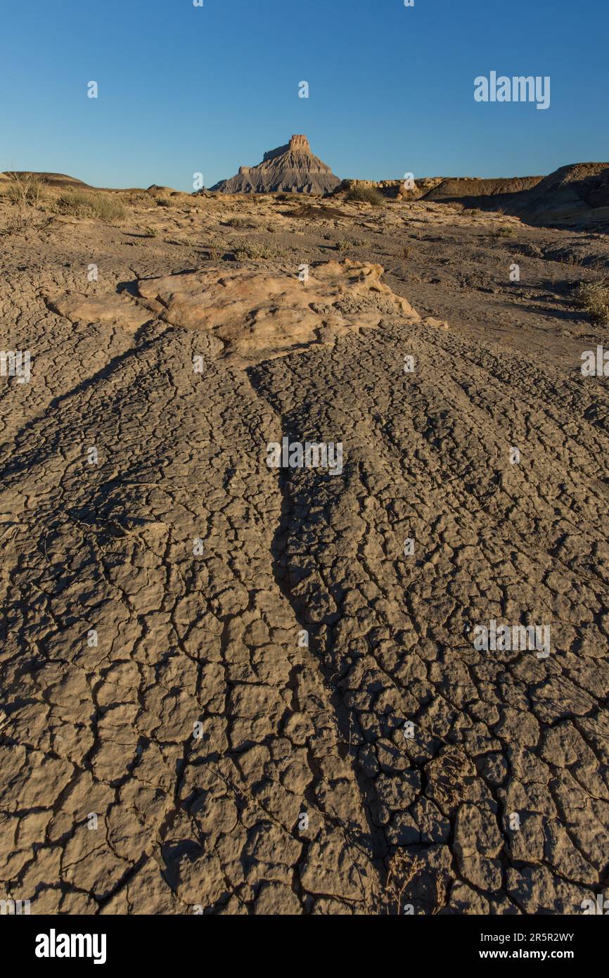 Factory Butte und die Mancos Shale Badlands der Upper Blue Hills in der Caineville Wüste bei Hanksville, Utah. Stockfoto