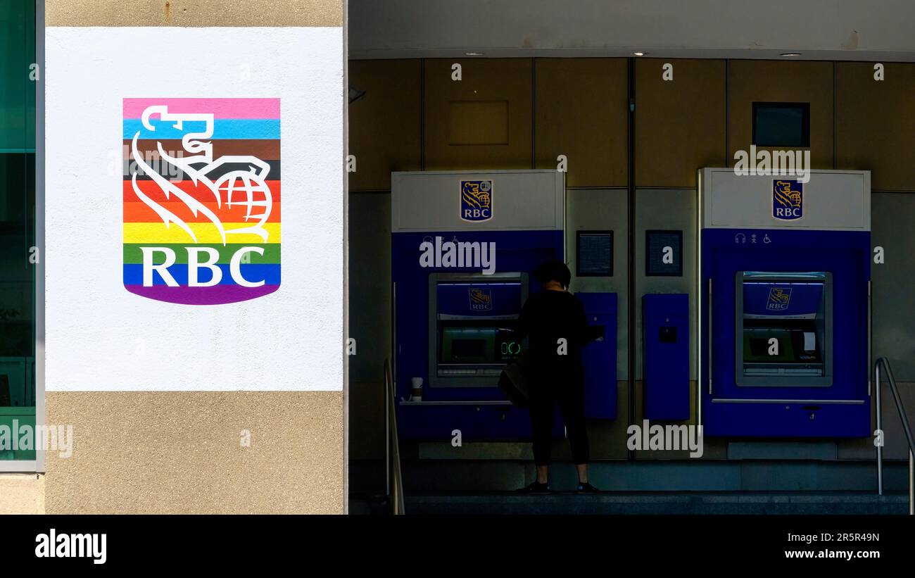 Toronto, Kanada - 4. Juni 2023: Ein Logo oder Symbol für die Royal Bank of Canada oder RBC in Pride-Regenbogenfarben. Traditionell feiert die Stadt LGBTQIA c Stockfoto