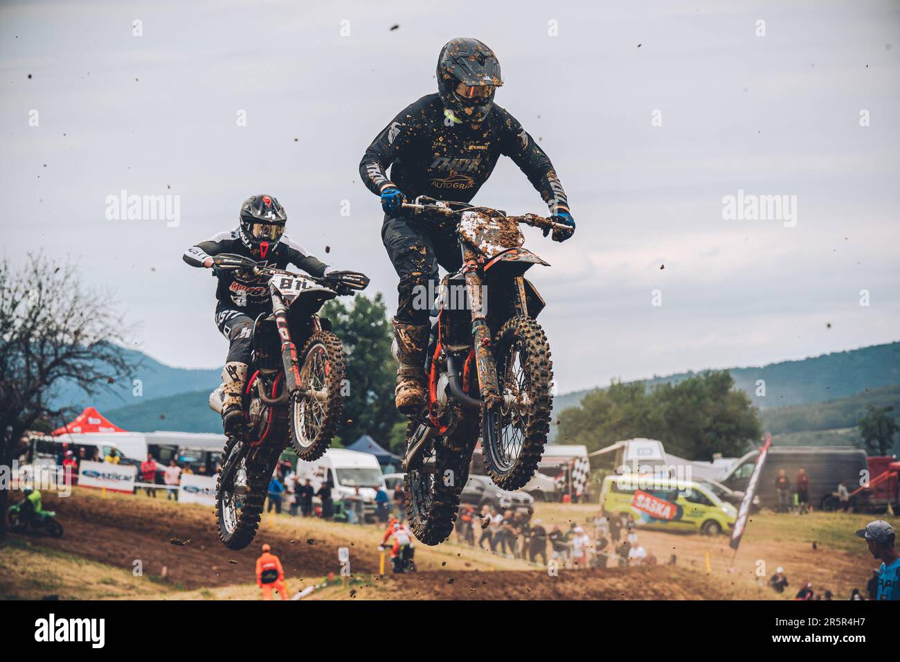 Velke Uherce, Slowakei. 04. Juni 2023. VELKE UHERCE, SLOWAKEI - JUNI 4: Motocross-Motorradfahrer, die während der Europameisterschaft in den Kategorien EMX 65, EMX 85, EMX WOMEN und Internationale Meisterschaft der slowakischen republik in den Kategorien MX 125, MX2 JUNIOR, MX2 auf einer Dirt-Track-Strecke Rennen, ein MX, DER AM 4. Juni AUF dem MX Vinohrad ERÖFFNET wird; 2023 in Velke Uherce, Slowakei (Foto: John Beckmann/Orange Pictures) Kredit: Orange Pics BV/Alamy Live News Stockfoto