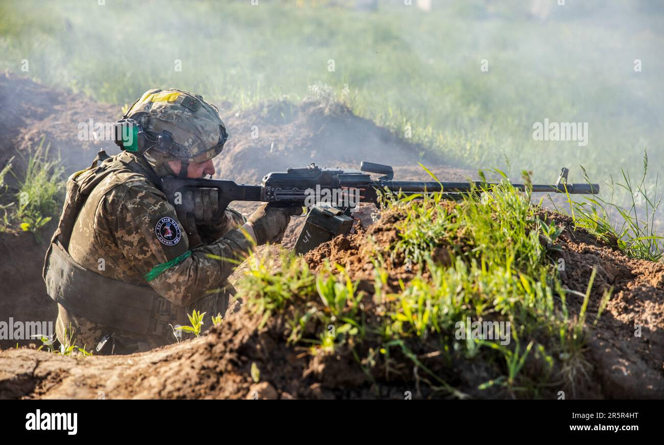 Ein Soldat der ukrainischen Streitkräfte feuert während der Schussübung eine automatische Waffe ab. Erschießungstraining des 128. Territorialen Verteidigungsbataillons der ukrainischen Streitkräfte in der Region Donezk. (Foto: Mykhaylo Palinchak / SOPA Images/Sipa USA) Stockfoto